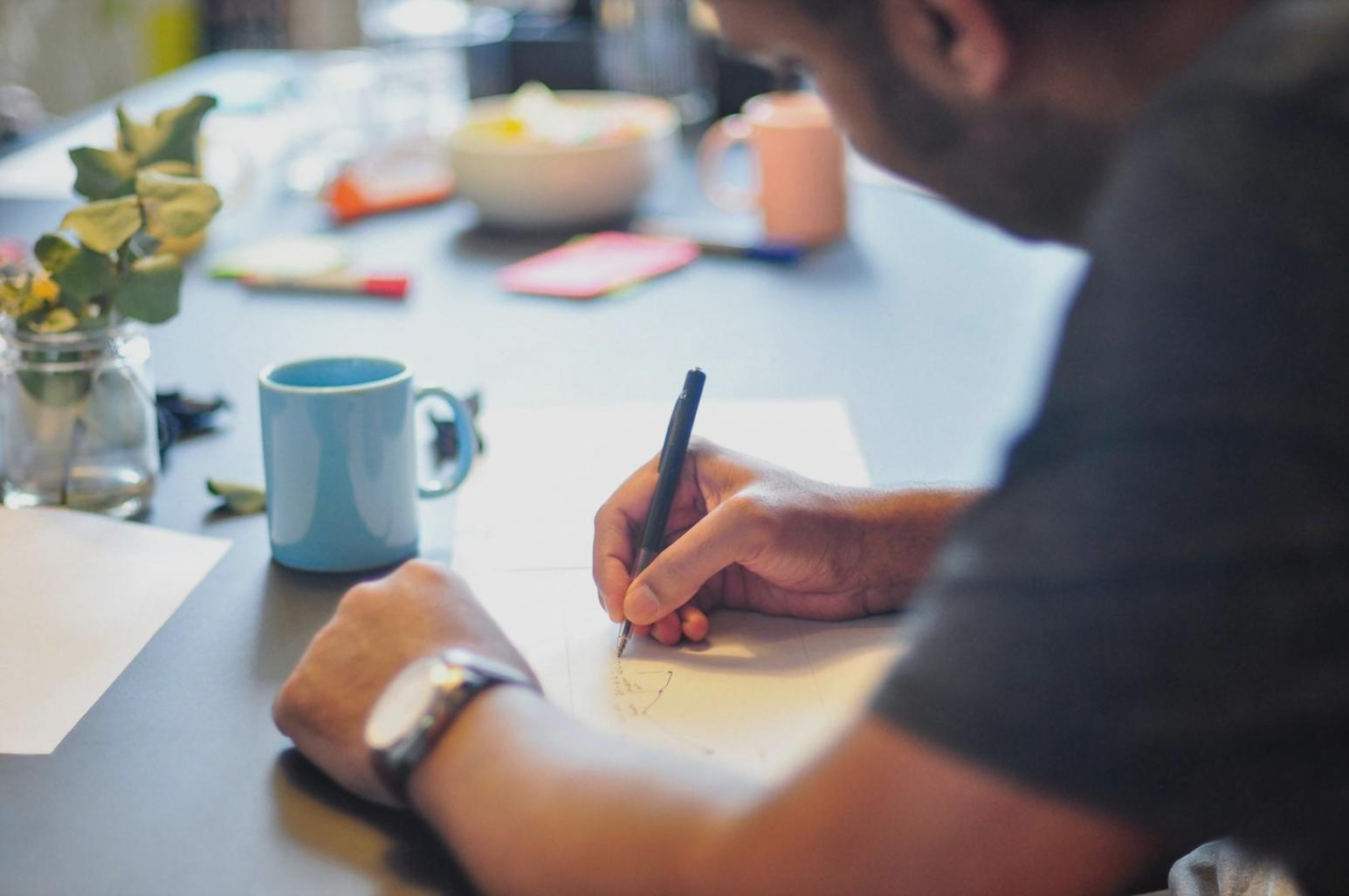 Finanzanalyst bei der Arbeit mit Diagrammen